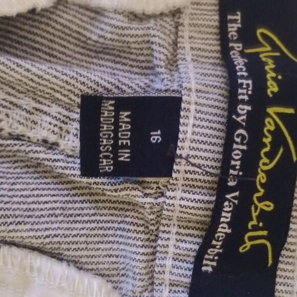 Summertime Bermuda shorts white & gray stripes - Picture 5 of 7